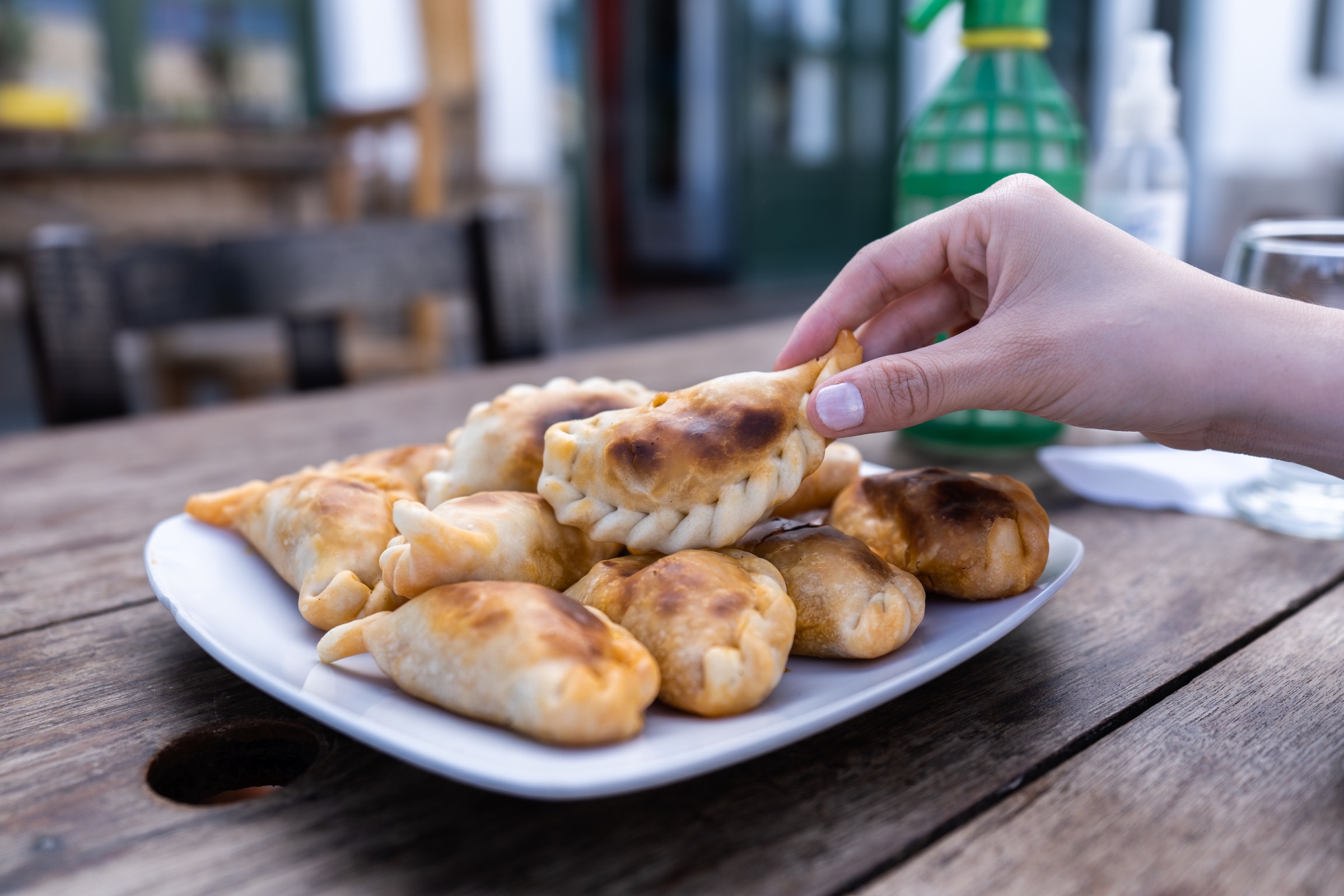 Empanadas dorées servies sur une table en bois